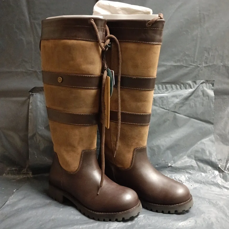 BOXED PAIR OF CABOTSWOOD AMBERLEY 2 COUNTRY BOOTS IN OAK/BISON SIZE EU 38