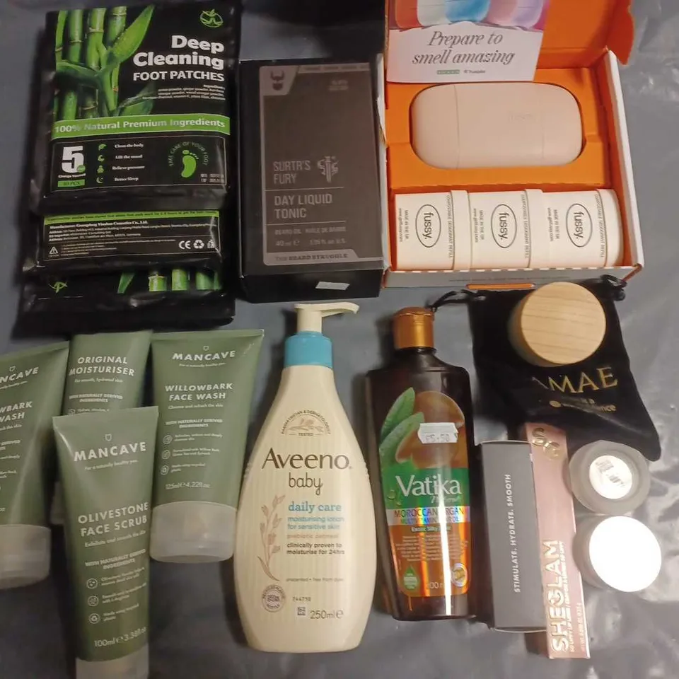 LOT OF APPROXIMATELY 20 ASSORTED HEALTH AND BEAUTY ITEMS TO INCLUDE FUSSY DEO, AVEENO LOTION AND MANCAVE FACE SCRUB