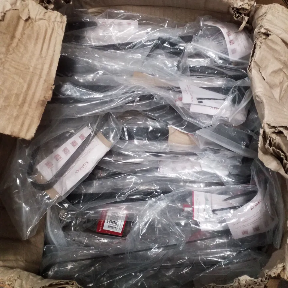 BOX CONTAINING LARGE QUANTITY OF KRAFT&CO WREATH HANGERS