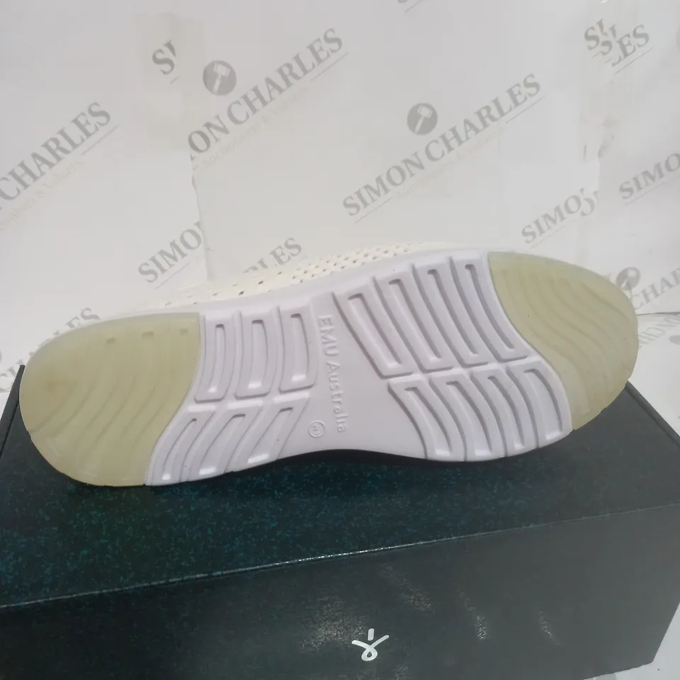 BOXED PAIR OF EMU MIKI MACHINE WASHABLE TRAINER - SIZE 7