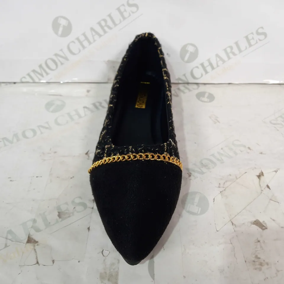 BOXED PAIR OF XIAODUDU SLIP-ON SHOES IN BLACK W. GOLD EFFECT CHAIN EU SIZE 37