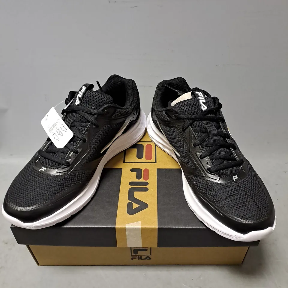 BOXED PAIR OF FILA MEMORY TREXLOR TRAINERS IN BLACK/WHITE SIZE MENS 7