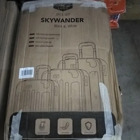 BOXED LUGG SKYWANDER HARDSHELL SUITCASE - BLACK & WHITE 