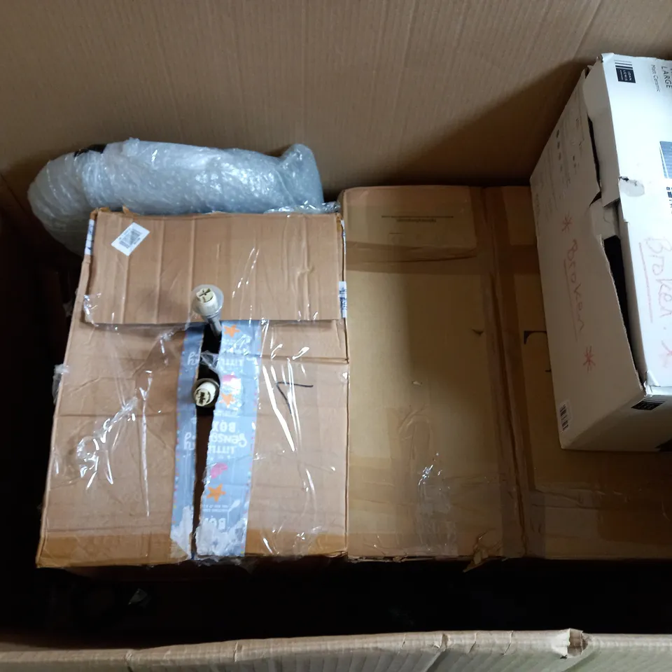 BOX OF APPROX 6 ASSORTED ITEMS TO INCLUDE - CURVE WALL LIGHT - ELVIE BREAST PUMP - CIRCLE OF LIGHT ECT - COLLECTION ONLY