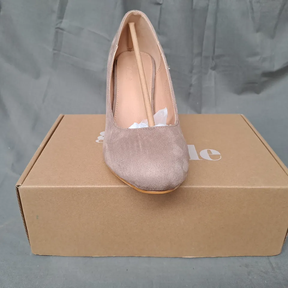 BOXED PAIR OF GOOD FOR THE SOLE WIDE FIT HEELED SHOES IN TAUPE SIZE 7