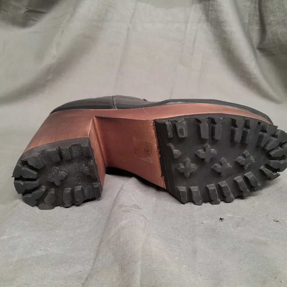 BOX OF APPROX 15 ASSORTED SHOES IN VARIOUS SIZES 