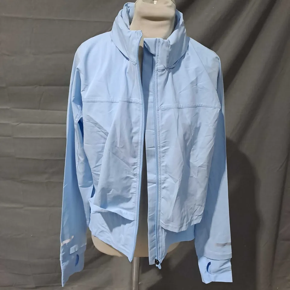 SWEATY BETTY FAST TRACK RUNNING JACKET IN LIGHT BLUE - SMALL