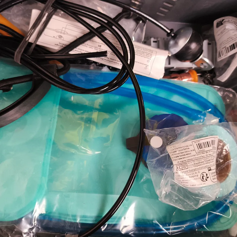 TOTE OF APPROXIMATELY 10 ASSORTED HOUSEHOLD ITEMS - COLLECTION ONLY