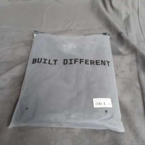 BAGGED BUILT DIFFERENT CREW TSHIRT IN CARBON SIZE 4XL