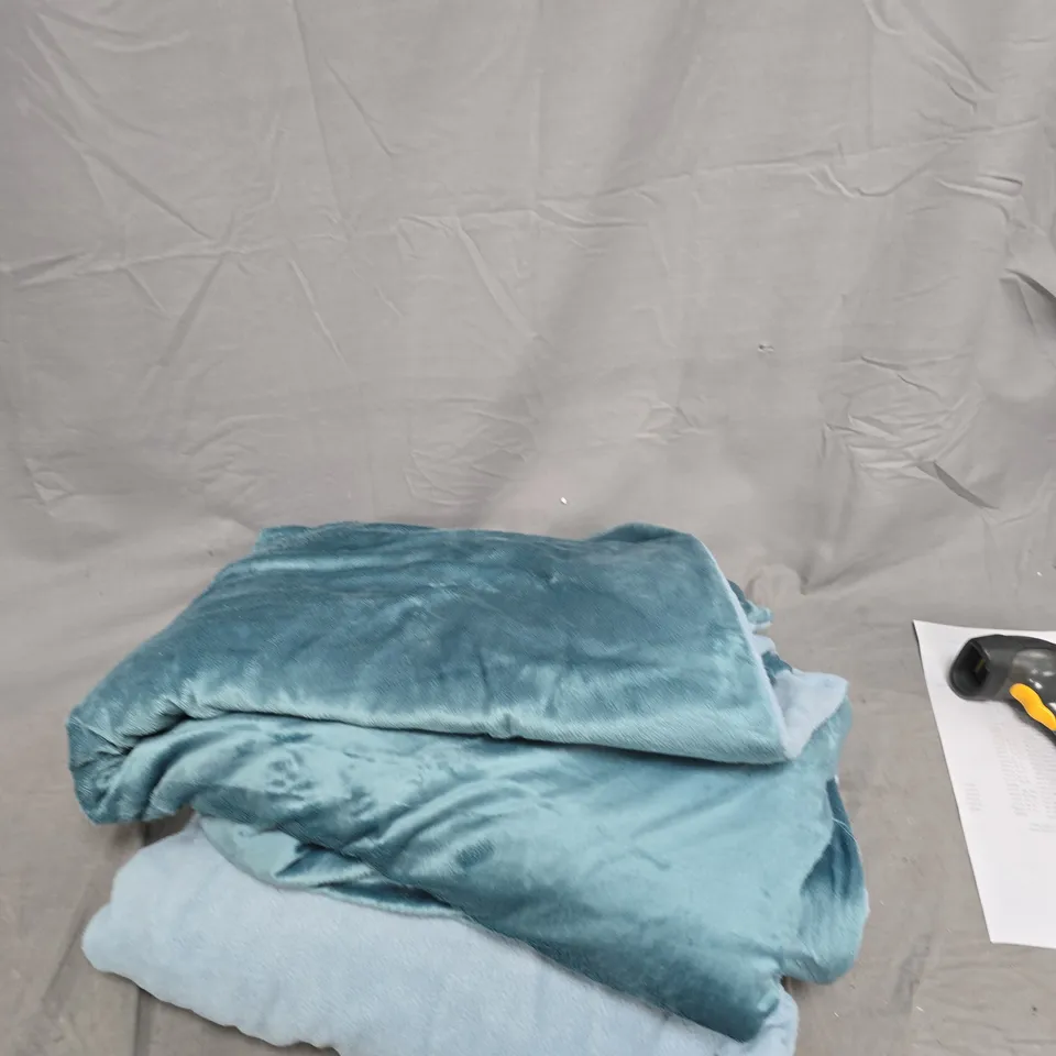 BOX OF APPROXIMATELY 15 HOUSEHOLD ITEMS TO INCLUDE: GREEN CONTAINER, GREEN BEDDING AND GREY THROW