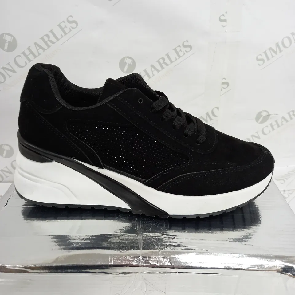 UNBRANDED N/M BLACK GEM SHOES TRAINER - SIZE UNSPECIFIED 