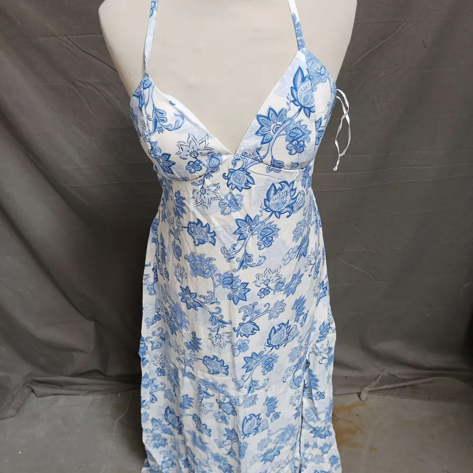 HOLLISTER OPEN BACK DRESS IN BLUE/WHITE SIZE M