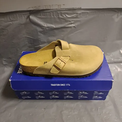BOXED PAIR OF BIRKENSTOCK BOSTON SLIDES IN TOBACCO BROWN SIZE UK 5.5