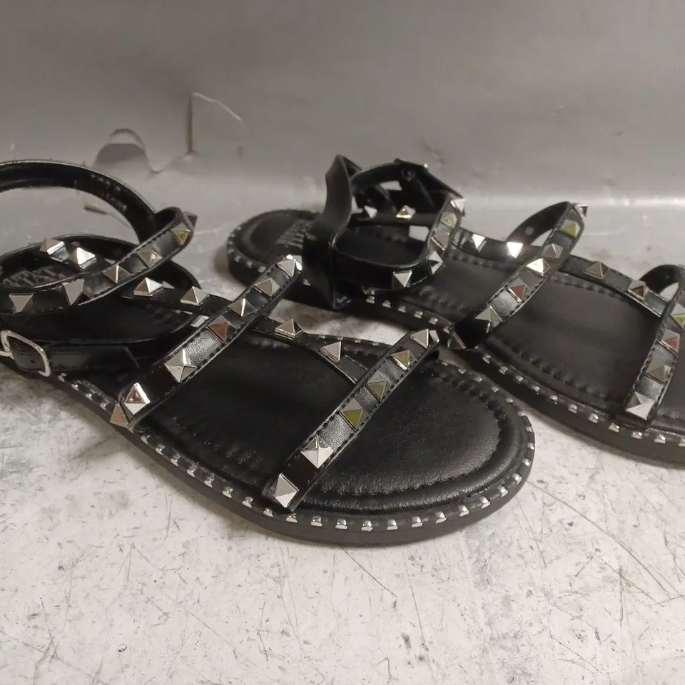 BOXED PAIR OF WHERE'S THAT FROM OPEN TOE FLAY STRAPPY SANDALS IN BLACK W. STUDS SIZE UK 8