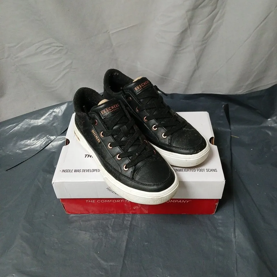 BOXED PAIR OF SKECHERS ARCADE TRAINERS IN BLACK SIZE 5.5