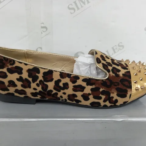 FLAT HEELED LEOPARD PRINT GOLD SPIKEY TOE SIZE 5