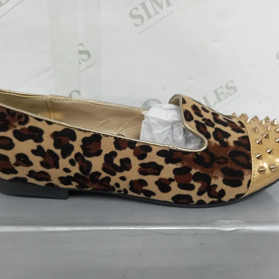 FLAT HEELED LEOPARD PRINT GOLD SPIKEY TOE SIZE 5