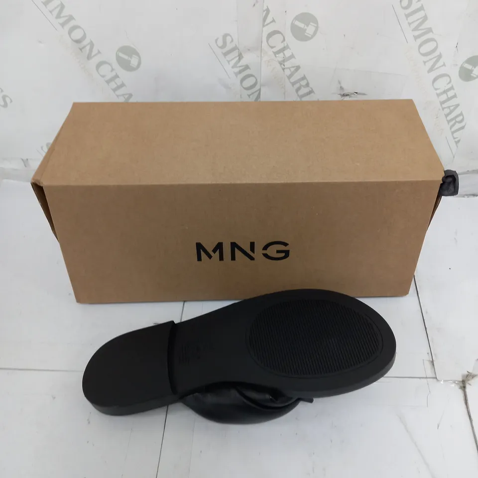 BOXED PAIR OF MNG LEATHER SANDALIA FOMY IN BLACK SIZE 36
