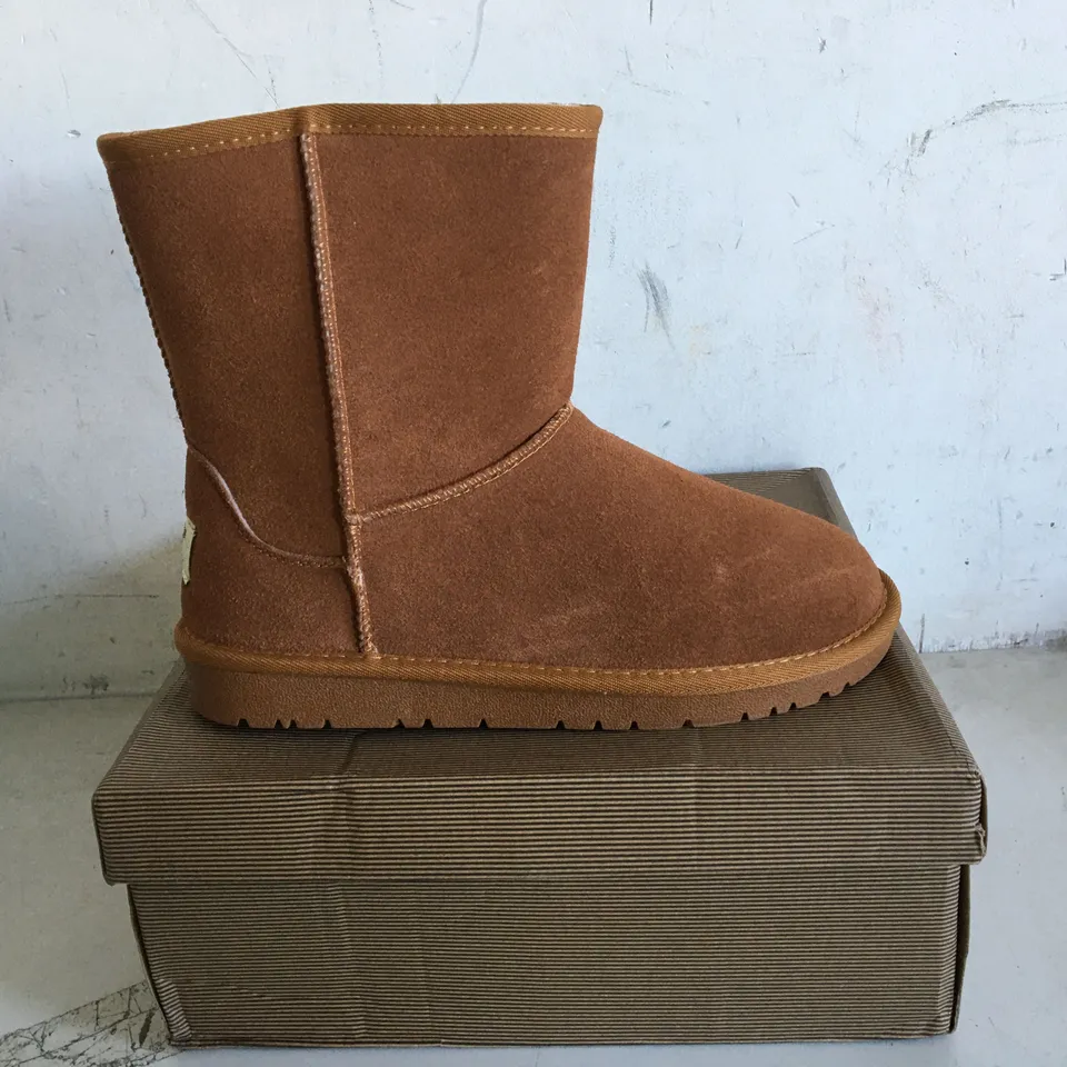 BOXED PAIR OF SIZE 40 UGG BROWN FOOTWEAR