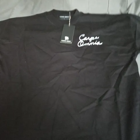 CARPE OMNIA AUTOGRAPH TEE SIZE SMALL