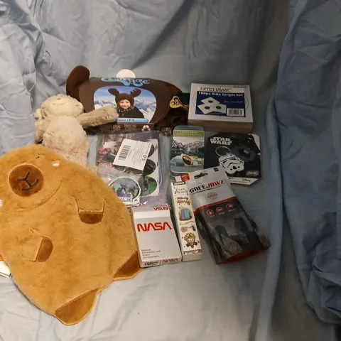LARGE QUANTITY OF ASSORTED TOYS AND ACCESSORIES TO INCLUDE; SASS AND BELLE COCO CAPYBARA WATER BOTTLE, NITEHAWK 100PC RIFLT TARGET SET, STAR WARS BOTTLE OPENER KEYRING, SAFE JAWZ GUM GUARD AND SCETER