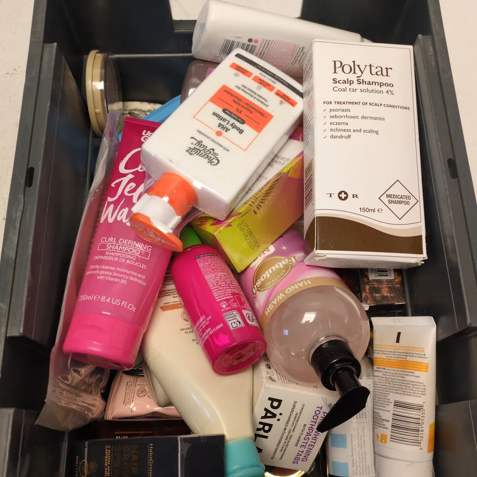 BOX OF APPROXIMATELY 20 ITEMS INCLUDING CURL JELLY WASH, AHA BODY LOTION, STAY MATTE POWDER ETC. 