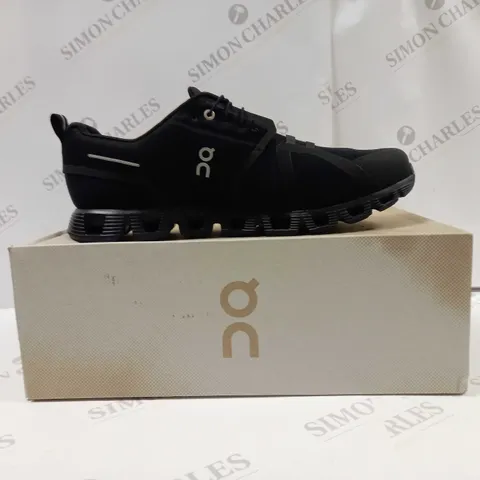 BOXED PAIR OF ON CLOUD 5 WATERPROOF SHOES IN BLACK UK SIZE 12.5