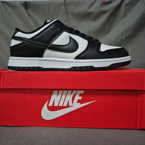 BOXED PAIR OF NIKE DUNK LOW RETRO SHOES IN BLACK/WHITE UK SIZE 8