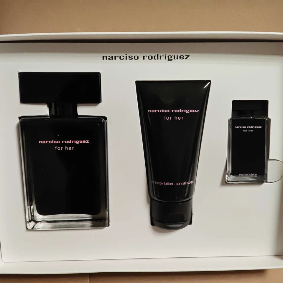 NARCISO RODRIGUEZ FOR HER GIFT SET - EDT 50ML + BODY LOTION 50ML + EDT 7.5ML