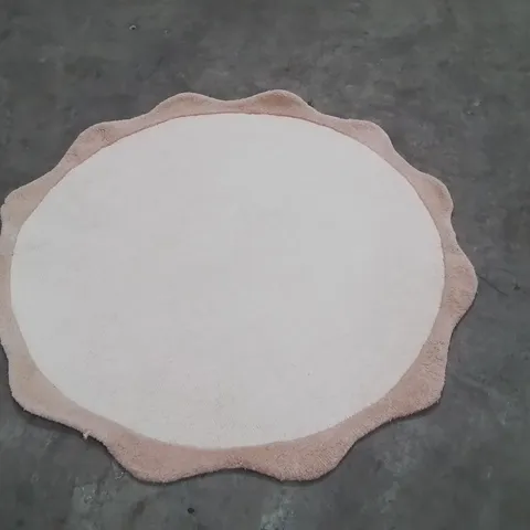 QUALITY DESIGNER AREA RUG - APPROXIMATELY 140X140CM