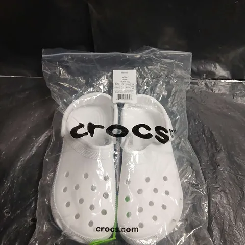 BAGGED PAIR OF CROCS CLASSIC WHITE CLOGS, UNISEX, UK 5 (US 6 / EU 38-39)