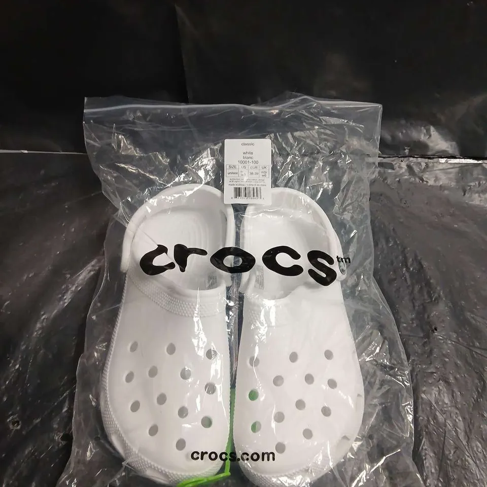 BAGGED PAIR OF CROCS CLASSIC WHITE CLOGS, UNISEX, UK 5 (US 6 / EU 38-39)