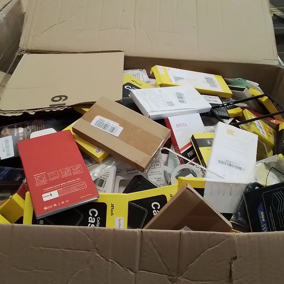 PALLET CONTAINING A LARGE QUANTITY OF PHONE CASES,SCREEN PROTECTORS 
