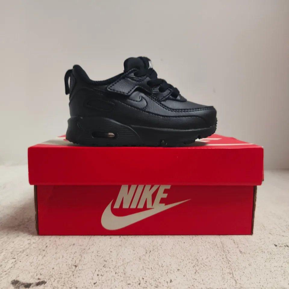 BOXED PAIR OF NIKE AIR MAX 90 EASYON TRAINERS IN BLACK SIZE UK KID'S 5.5