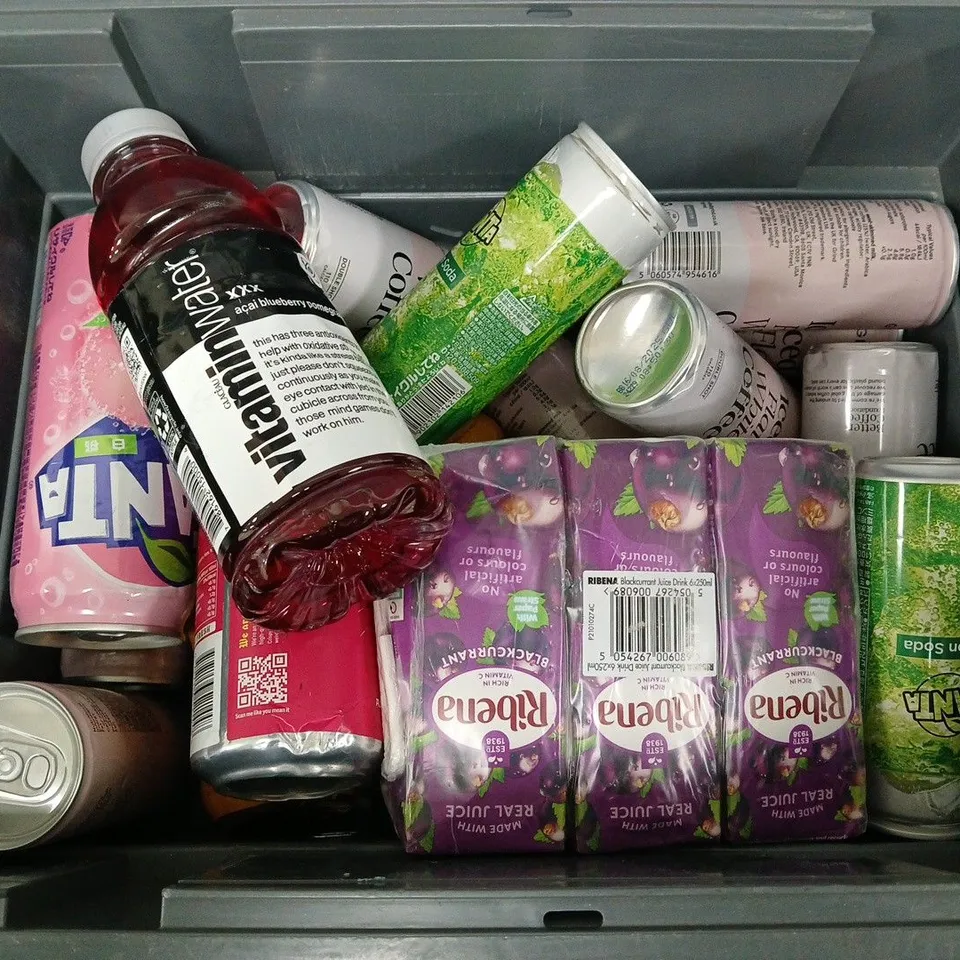 APPROXIMATELY 15 ASSORTED DRINK ITEMS TO INCLUDE CHOCOMEL, VITAMIN WATER, GRIND FLAT WHITE COFFEE, ETC - COLLECTION ONLY
