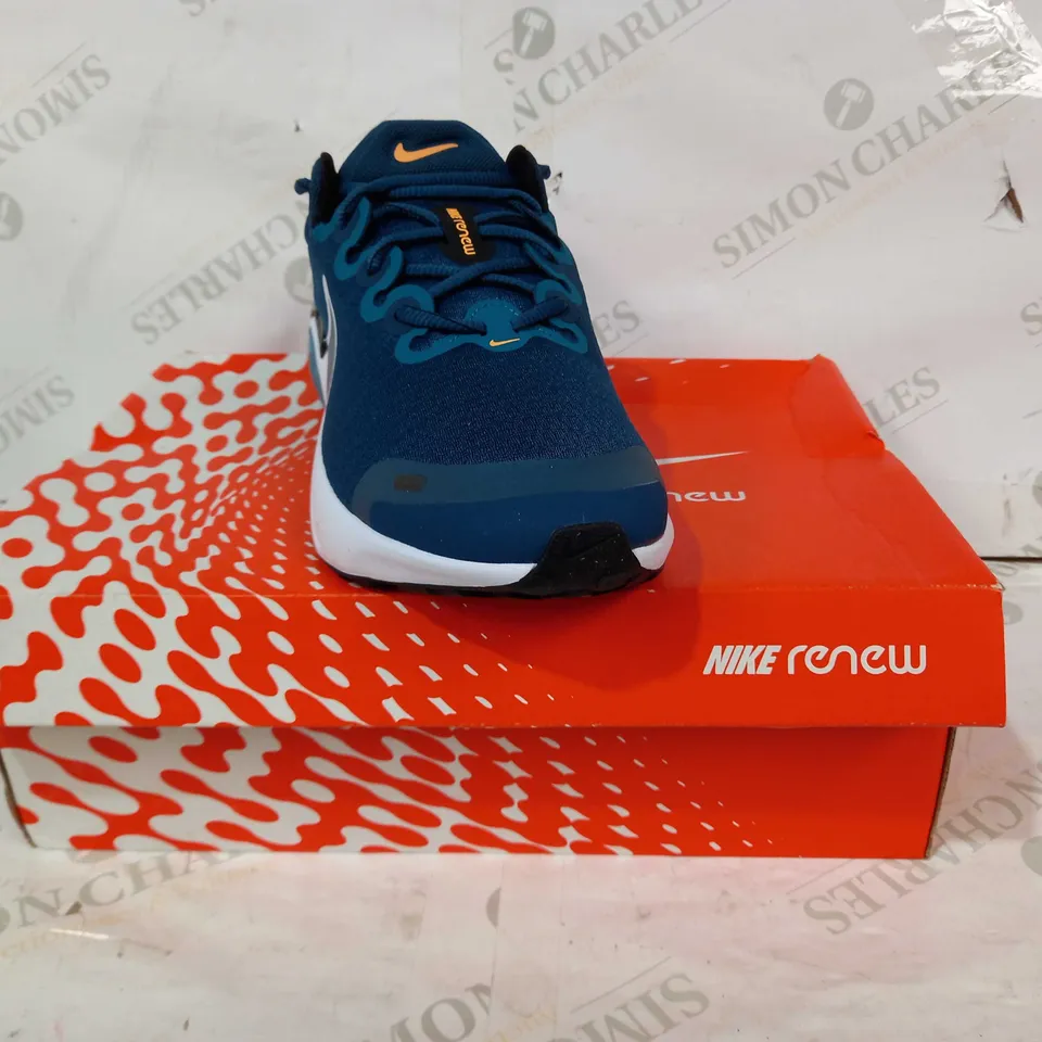 BOXED PAIR OF NIKE TRAINERS IN NAVY/TEAL/BLACK/WHITE UK SIZE 8