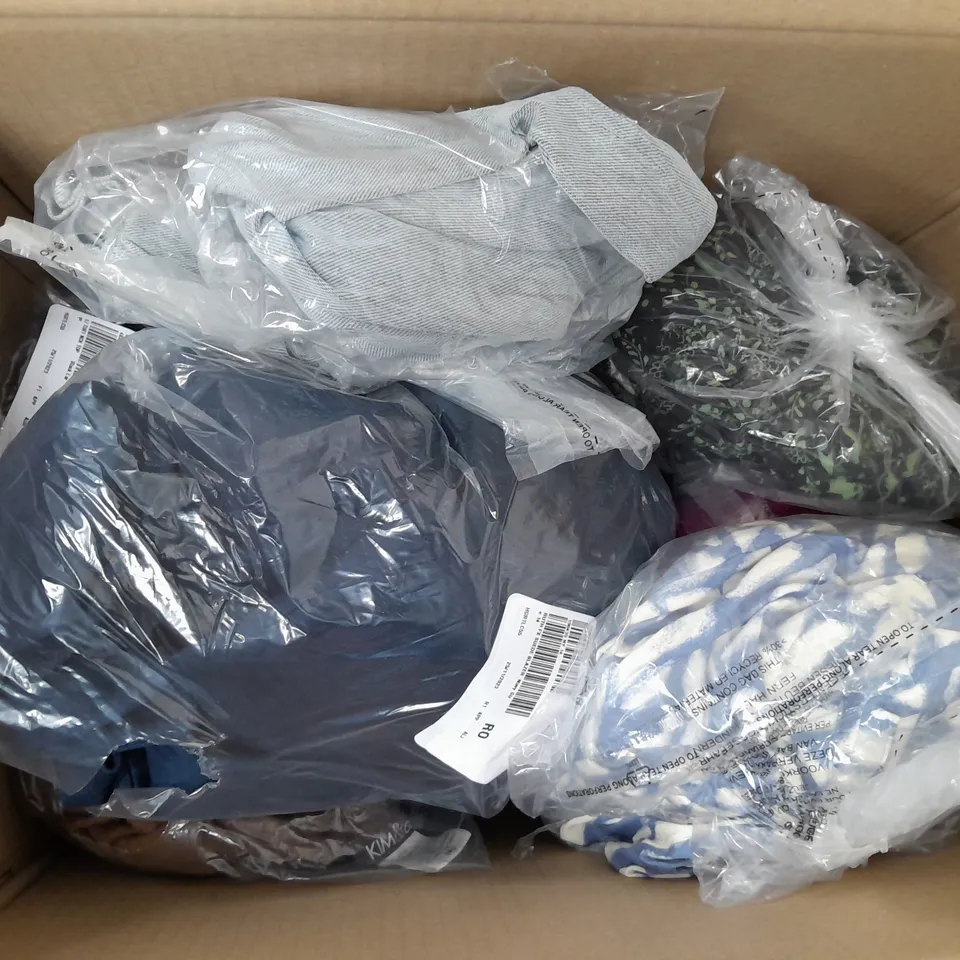 A BOX OF 10 VARIOUS ITEMS OF CLOTHING TO INCLUDE A BLUE AND WHITE LEAF PATTERN BLOUSE A BLACK THIN TOP AND PINK FLOWER DESIGN DRESS