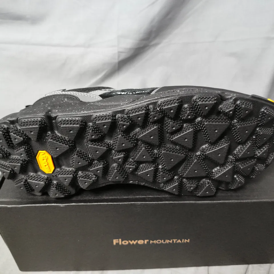 BOXED PAIR OF FLOWER MOUNTAIN IWANO 2 TRAINERS IN ANTHRACITE - UK 6