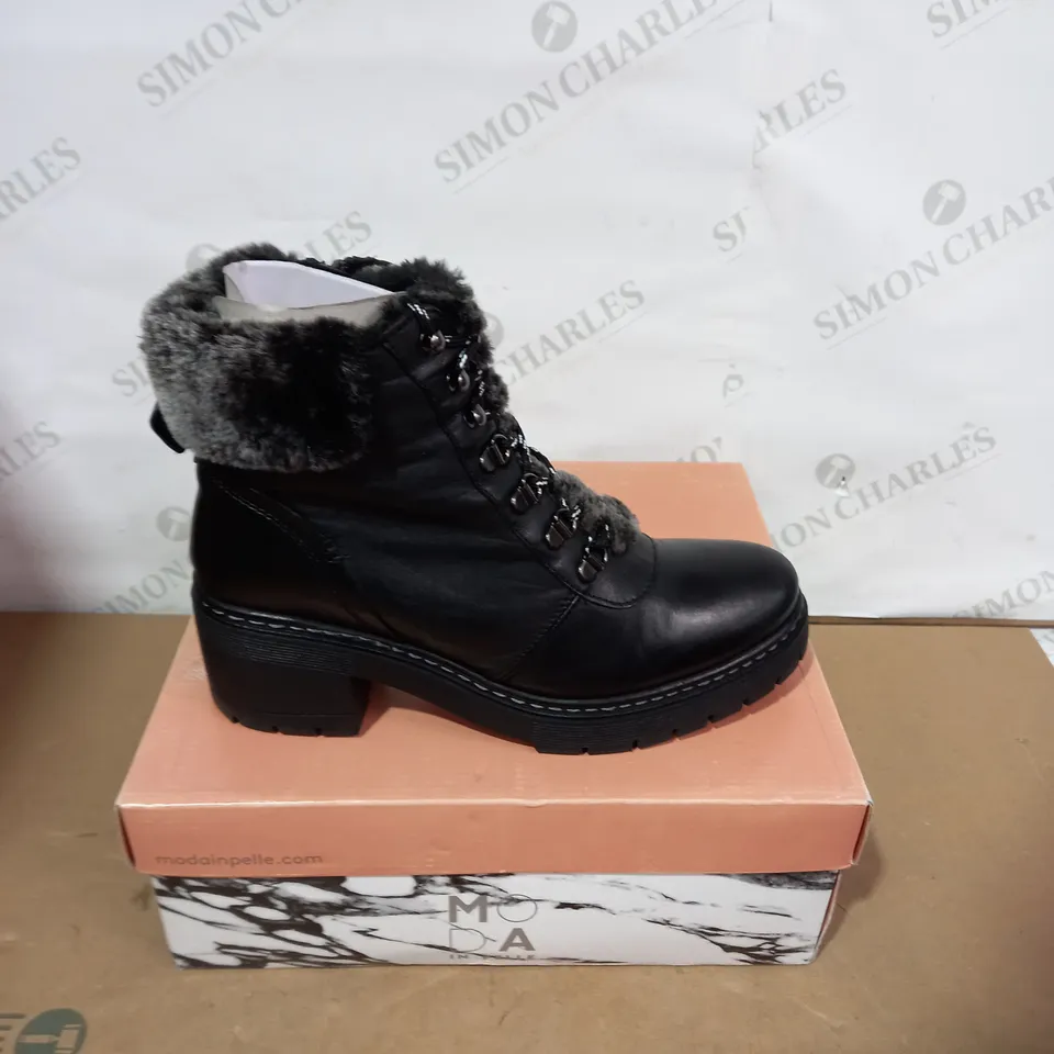 BOXED PAIR OF MODA IN PELLE BLACK BOOTS - SIZE 40