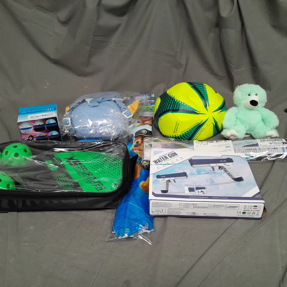 LARGE QAUNTIITY OF ASSORTED TOYS TO INCLUDE TEDDIES, FOOTBALLS AND KITES