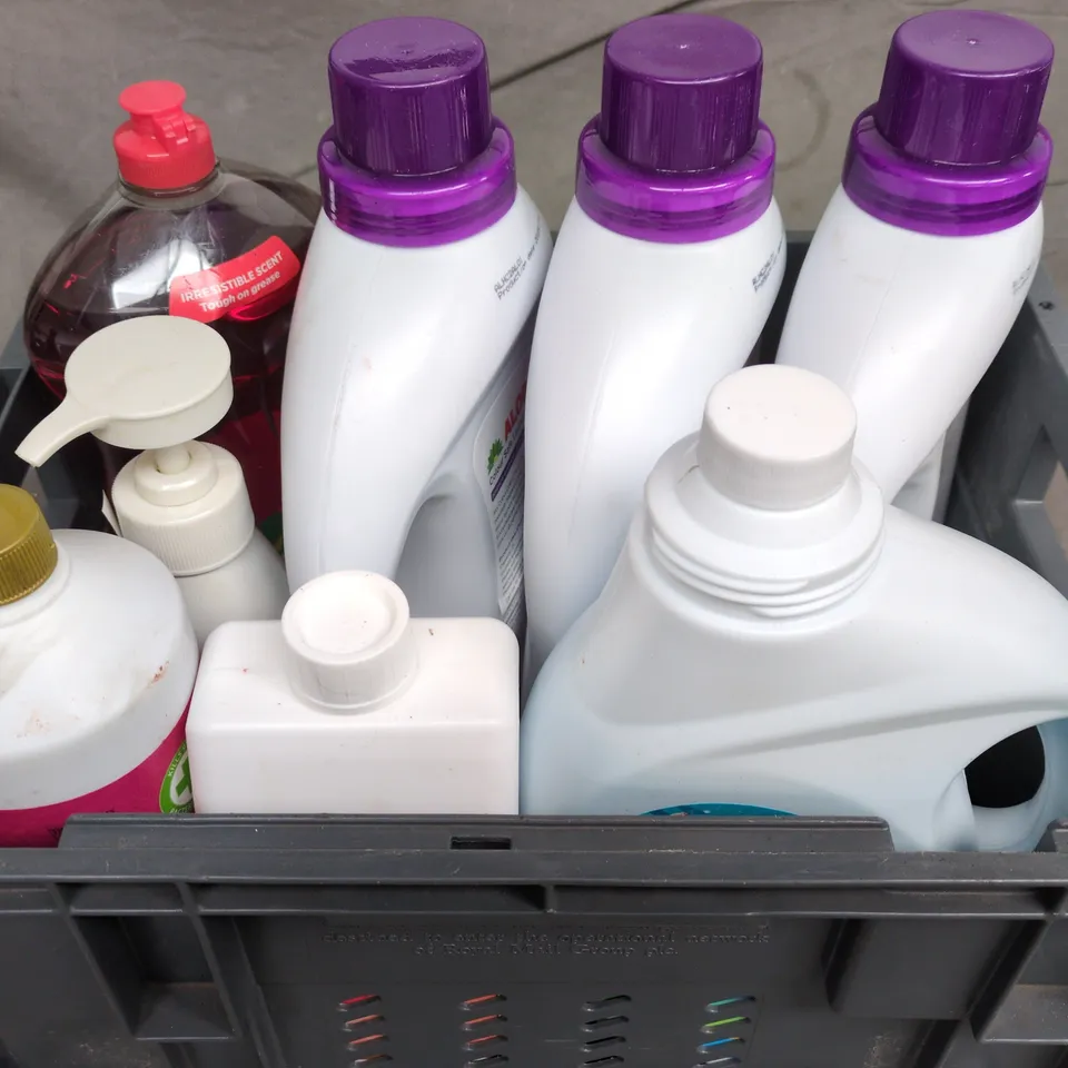 APPROXIMATELY 6 ASSORTED HOUSEHOLD PRODUCTS TO INCLUDE LAUNDRY LIQUID, WASHING UP LIQUID ETC 