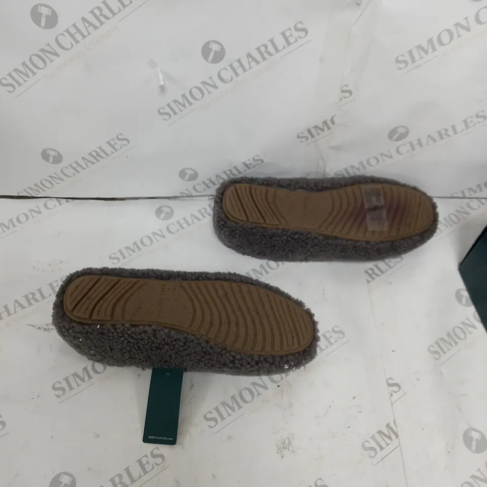 PAIR OF BOXED EMU AUSTRALIA "MIRA" SLIPPERS IN CHARCOAL, UK SIZE 7