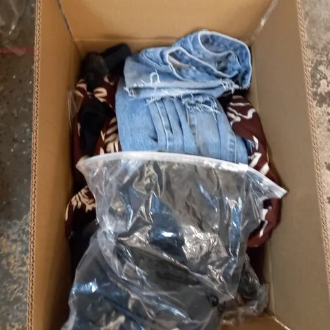 LOT OF ASSORTED CLOTHING ITEMS AND ACCESSORIES TO INCLUDE; T-SHIRTS, JUMPERS ETC