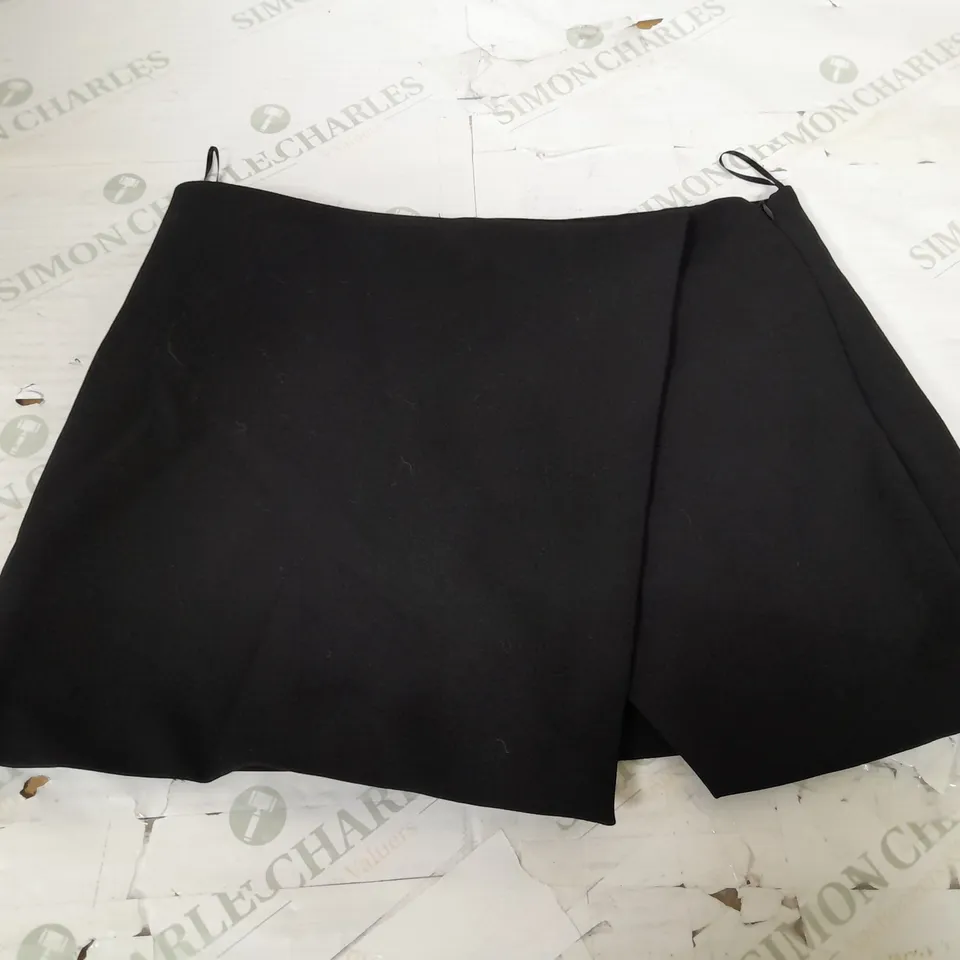 ZARA SHORT MINI SKIRT IN BLACK - SMALL