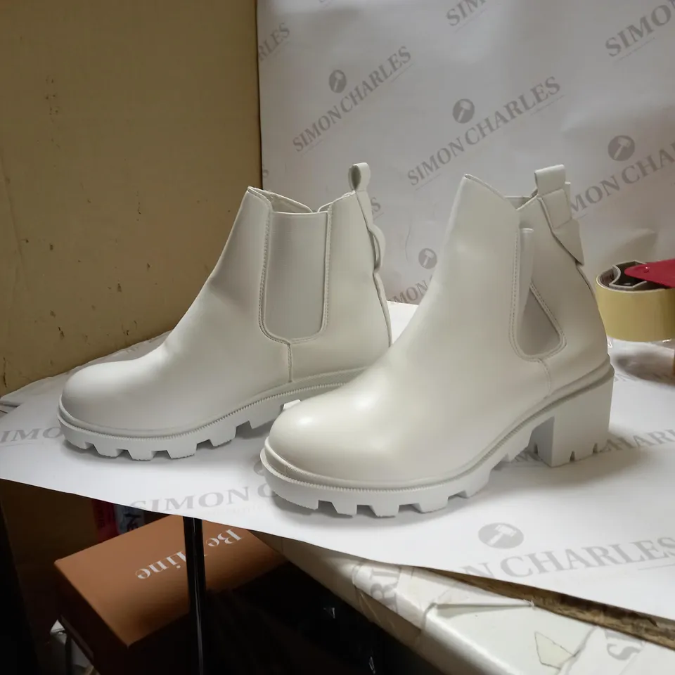 WHITE RUBBER BOOTS SIZE- 38