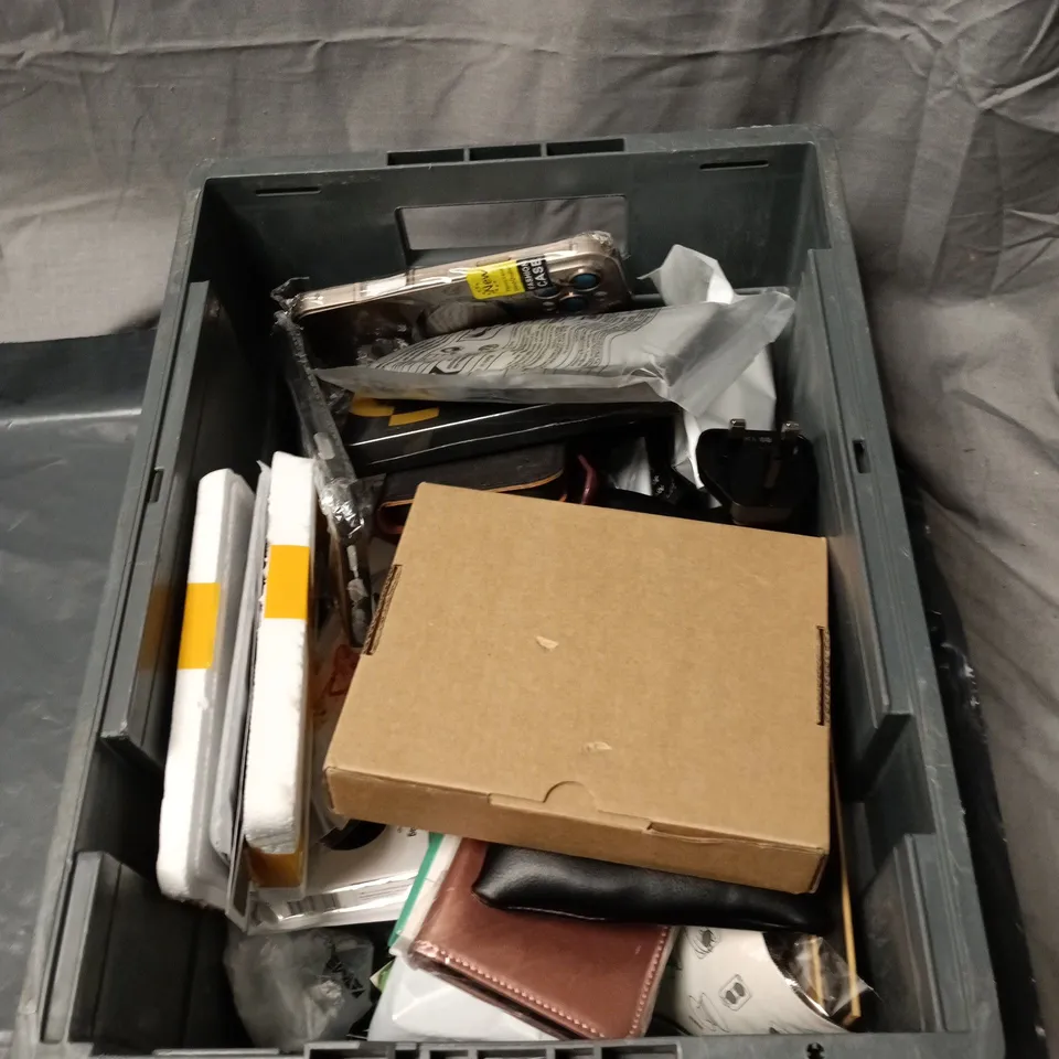 APPROXIMATELY 20 ASSORTED SMARTPHONE ACCESSORIES TO INCLUDE CHARGING CABLES, USB PLUGS, PHONE CASES ETC