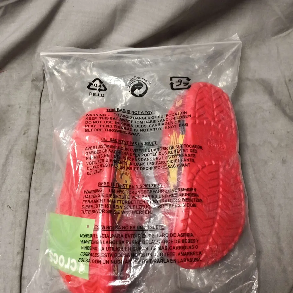 BAGGED PAIR OF LIGHTING MCQUEEN CROCS SIZE JUNIOR 3