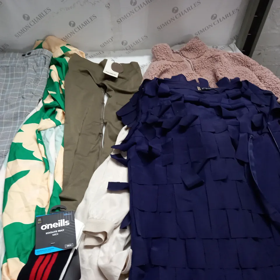 LARGE QUANTITY OF ASSORTED CLOTHING ITEMS TO INCLUDE PRINCIPLES, PULL & BEAR ANS H&M