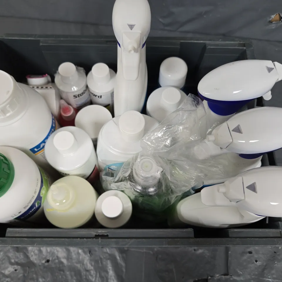 APPROXIMATELY 15 ASSORTED LIQUIDS TO INCLUDE PRIME MARINE & FRESHWATER CONDITIONER, FEBREZE FLASH CLEANER, ALIPHATIC RESIN, ETC - COLLECTION ONLY