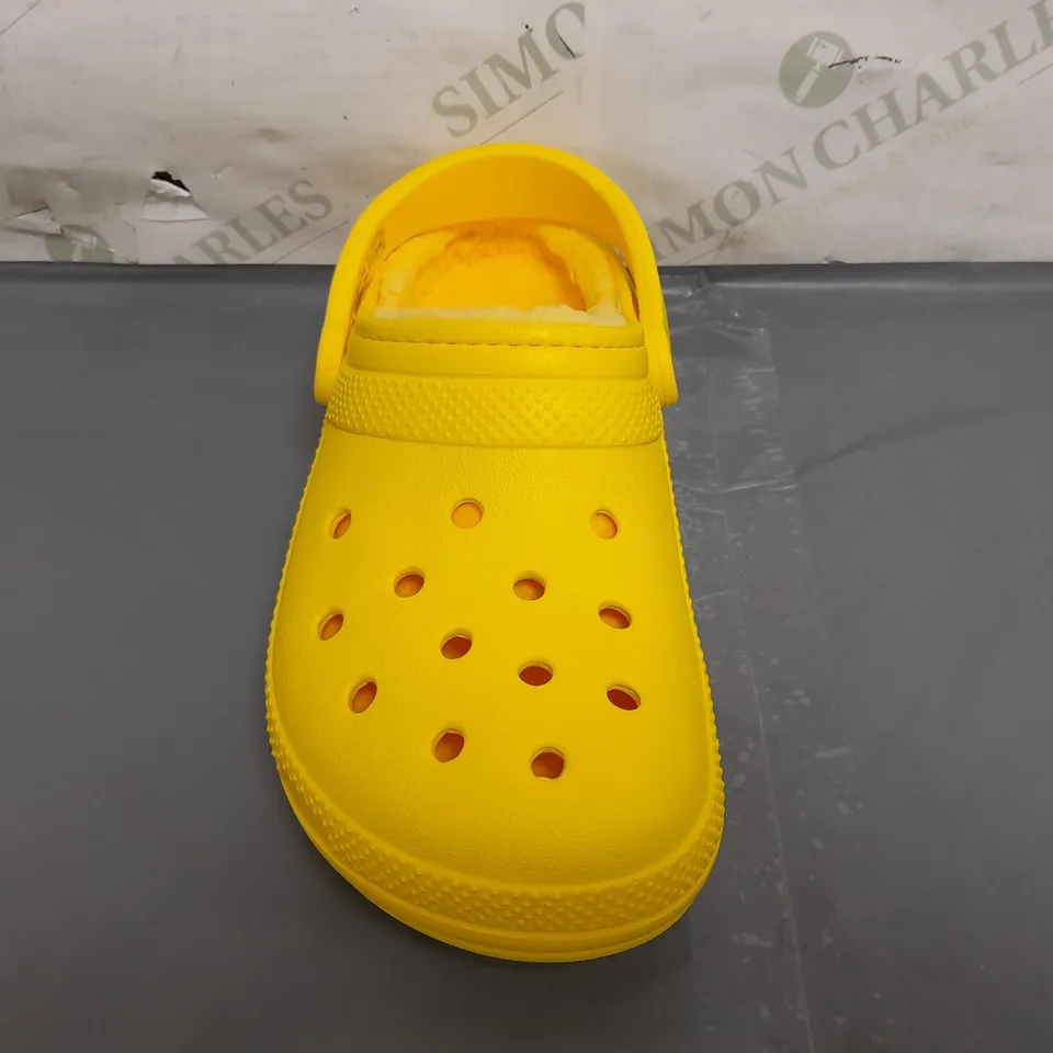 BOXED PAIR OF CROCS CLASSIC LINED CLOGS IN YELLOW UK SIZE M4/W5